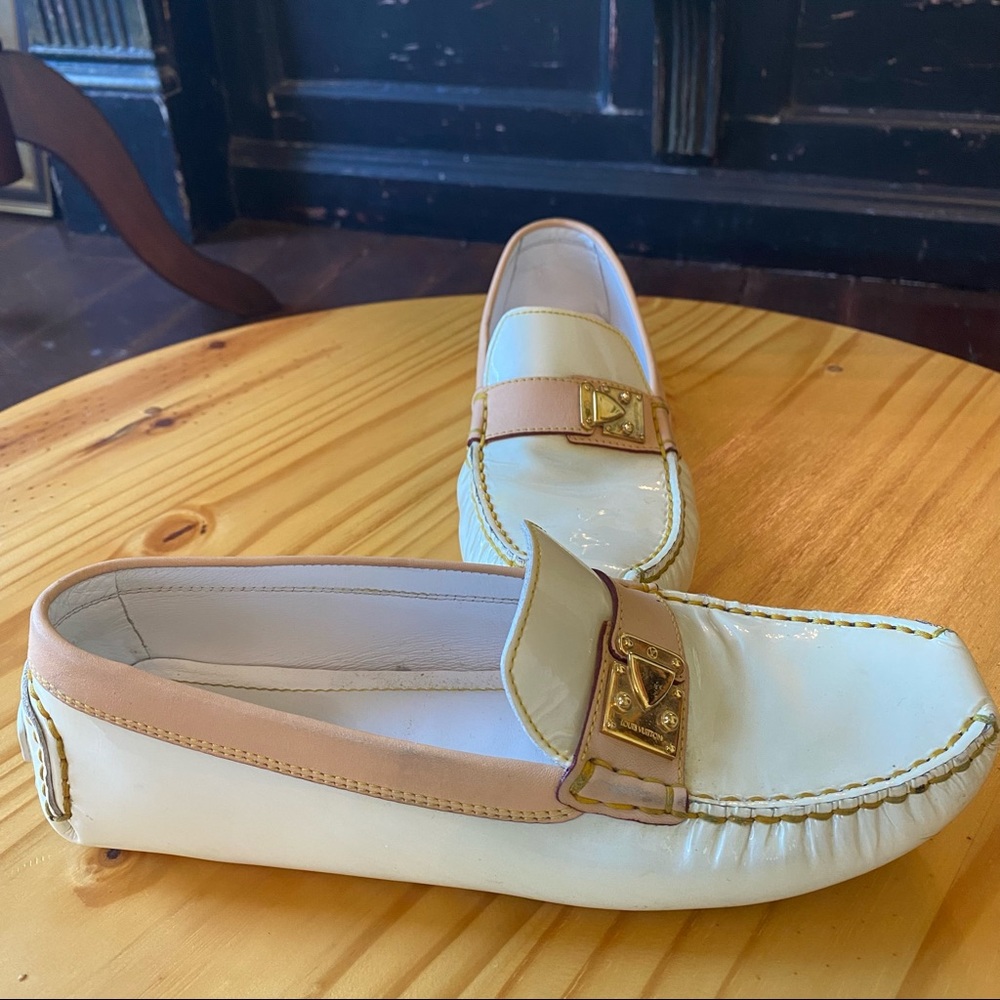 Adorable Auth. Louis Vuitton drivers/loafers in patent leather.
